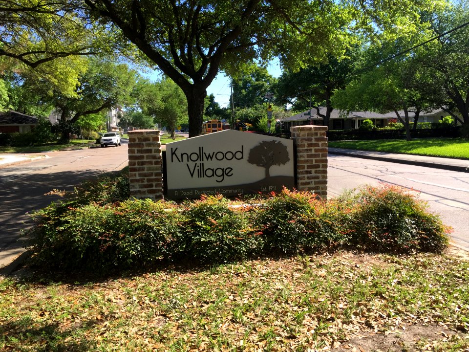 Knollwoodvillagesign