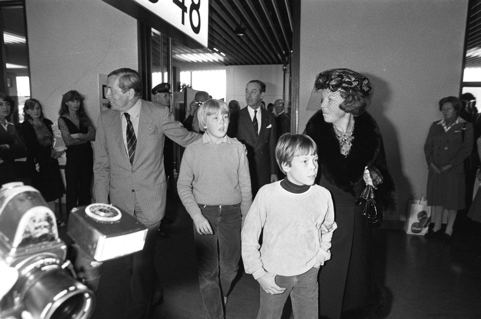 Koningin Beatrix en Prins Claus op Schiphol, terug van bezoek Nederlandse Antill, Bestanddeelnr 931-1368