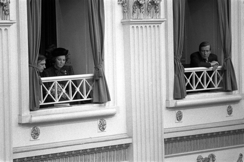 Koningin Beatrix, Dick Dolman (voorzitter Tweede Kamer) en prins Claus in de log, Bestanddeelnr 931-8366