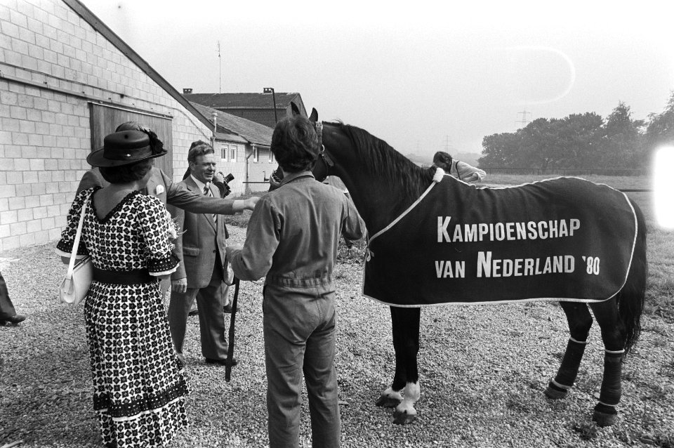 Koningin Beatrix en prins Claus op bezoek bij de stoeterij van dhr. J. Hendriks, Bestanddeelnr 931-6448