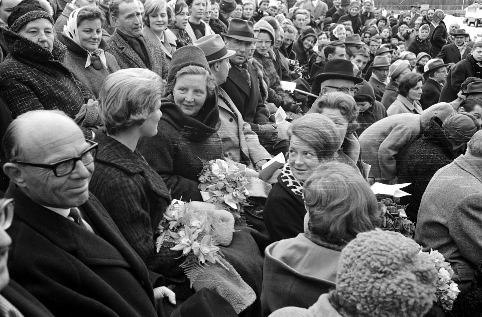 Koningin Juliana en prinsessen op Jaap Edenbaan bij huldiging Sjoukje Dijkstra, Bestanddeelnr 913-6873
