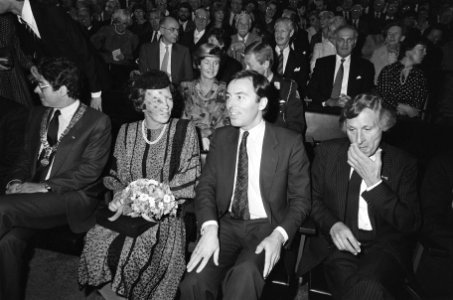 Koningin Beatrix bij viering 100-jarig bestaan Rijksmuseum burgemeester Van Thij, Bestanddeelnr 933-4341
