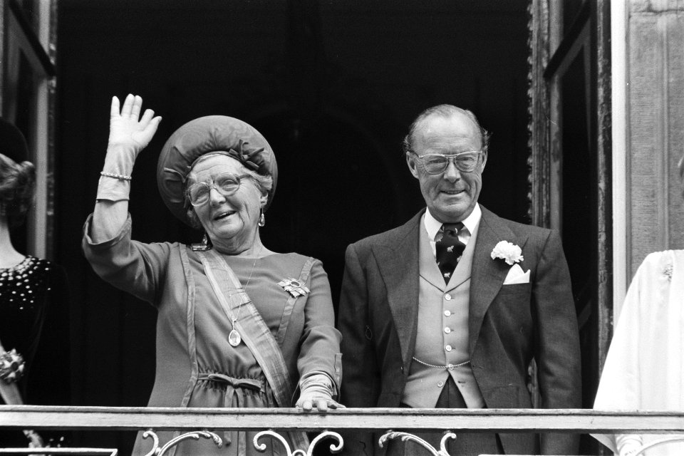 Koningin Juliana en prins Bernhard wuivend op het balkon van het Paleis Lange Vo, Bestanddeelnr 929-3552