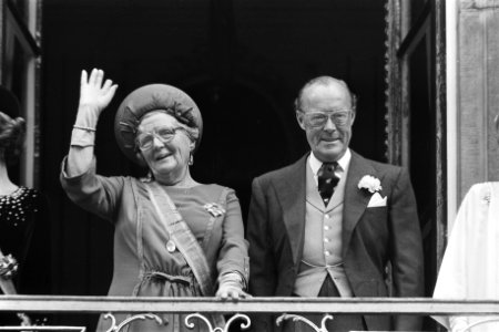 Koningin Juliana en prins Bernhard wuivend op het balkon van het Paleis Lange Vo, Bestanddeelnr 929-3552