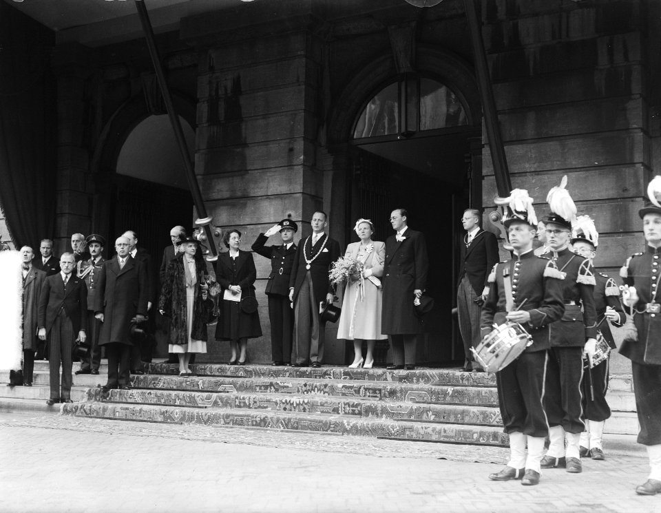 Koningin Juliana en prins Bernhard voor het stadhuis van Utrecht, Bestanddeelnr 903-4343