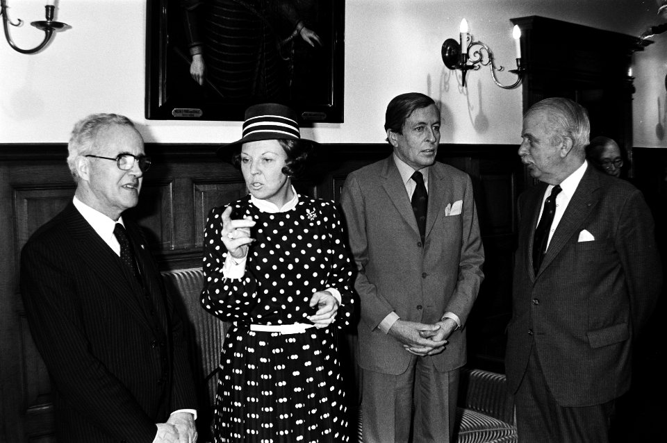 Koningin Beatrix brengt bezoek aan Eerste Kamer , vlnr Kamervoorzitter Thurlings , Koningin Beatrix en Prins Claus, Bestanddeelnr 931-4205