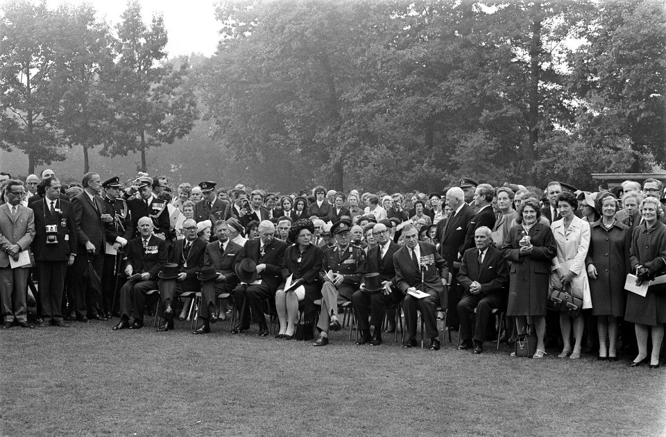 Koningin Juliana en prins Bernhard wonen herdenkingsplechtigheid op Airborne Be…, Bestanddeelnr 922-8000