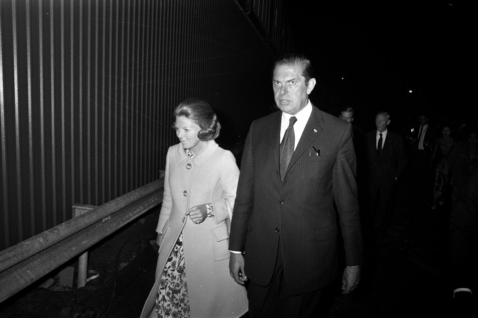 Koningin Juliana en Prins Bernhard vertrekken van Schiphol naar Thailand en Indo, Bestanddeelnr 924-8481