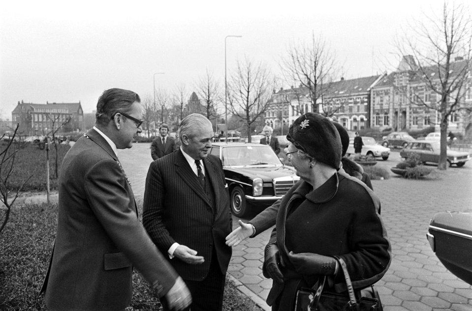 Koningin aanwezig bij viering 100 jarig bestaan landbouwonderwijs op Landbouwhog, Bestanddeelnr 928-4125