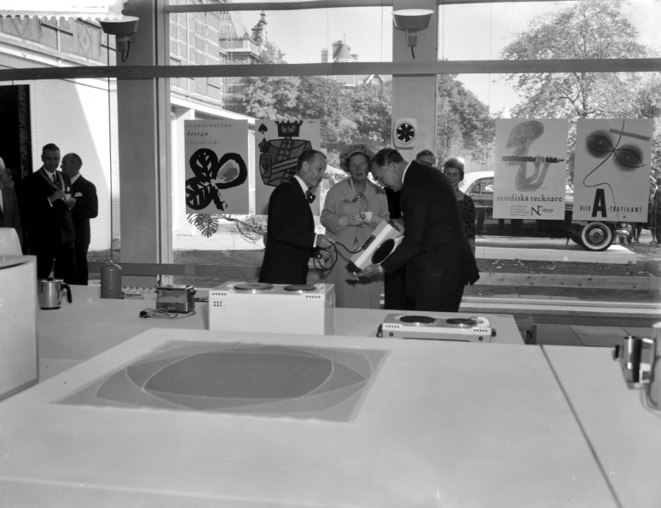 Koningin Juliana en prins Bertil tijdens hun rondgang over de expositie, Bestanddeelnr 910-7254