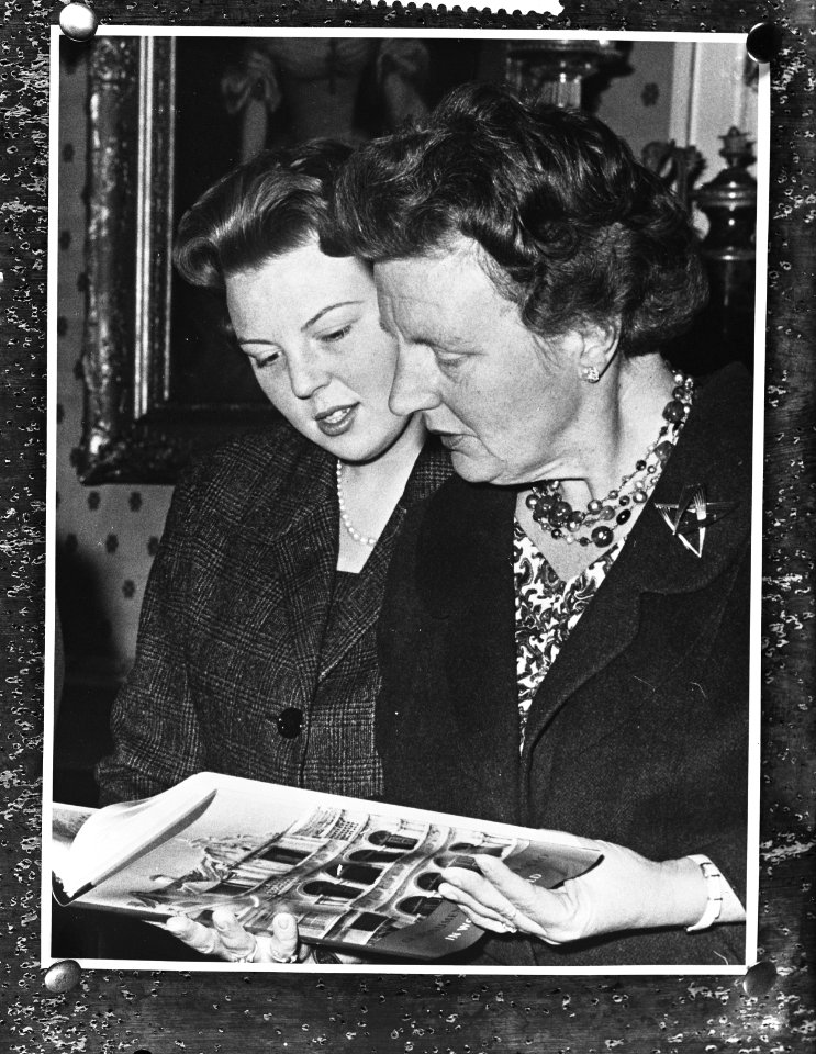 Koningin Juliana en Prinses Beatrix bekijken eerste exemplaar boek over Curaçao, Bestanddeelnr 910-8404