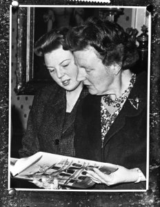 Koningin Juliana en Prinses Beatrix bekijken eerste exemplaar boek over Curaçao, Bestanddeelnr 910-8404