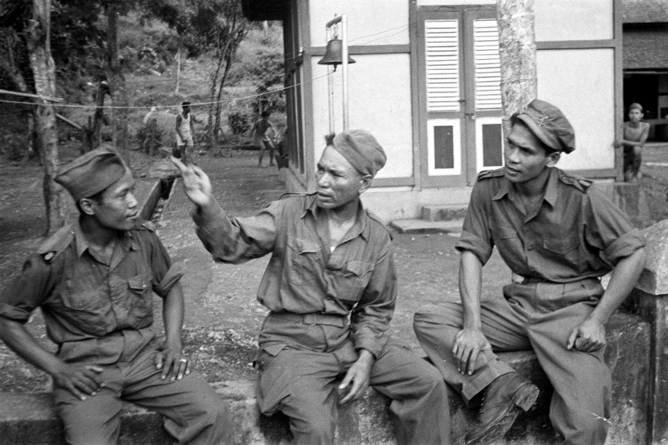KNIL-militairen zitten op een muurtje, Bestanddeelnr 186-3-3