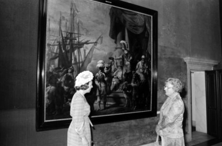 Koningin Juliana en prinses Beatrix bij een schilderij van Ferdinand Bol, Bestanddeelnr 927-9739