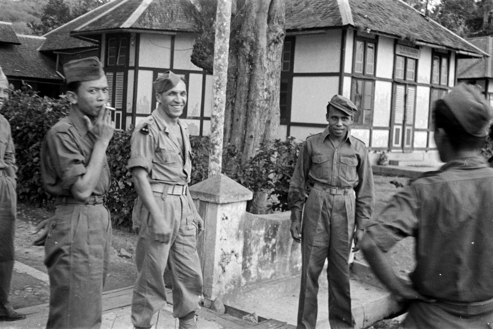 KNIL-militairen voor een kantoor, Bestanddeelnr 186-2-5