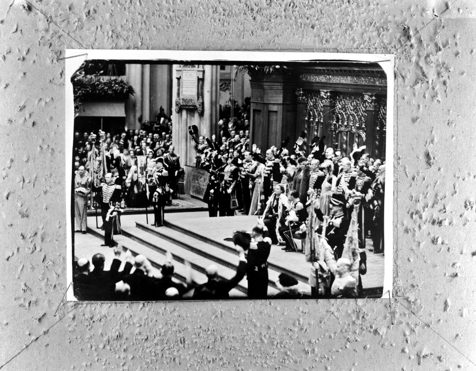 Koningin Juliana en Prins Bernhard zittend tijdens het Leve de Koningin, Bestanddeelnr 921-6489