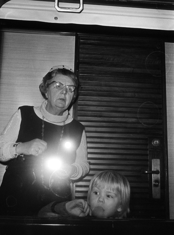 Koningin Juliana en prins Willem Alexander in een treincoupé, Bestanddeelnr 924-3120