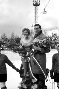 Koningin Juliana en prinsessen op Jaap Edenbaan bij huldiging Sjoukje Dijkstra, Bestanddeelnr 913-6875