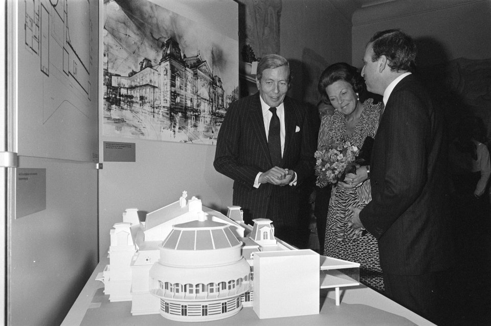 Koningin Beatrix en Prins Claus wonen concert bij in Concertgebouw Amsterdam ivm, Bestanddeelnr 933-0716