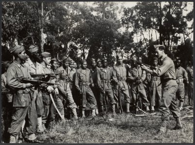 KNIL. Een oefening met machingeweren in een opleidingskamp op Nieuw-Guinea, Bestanddeelnr 29013 013