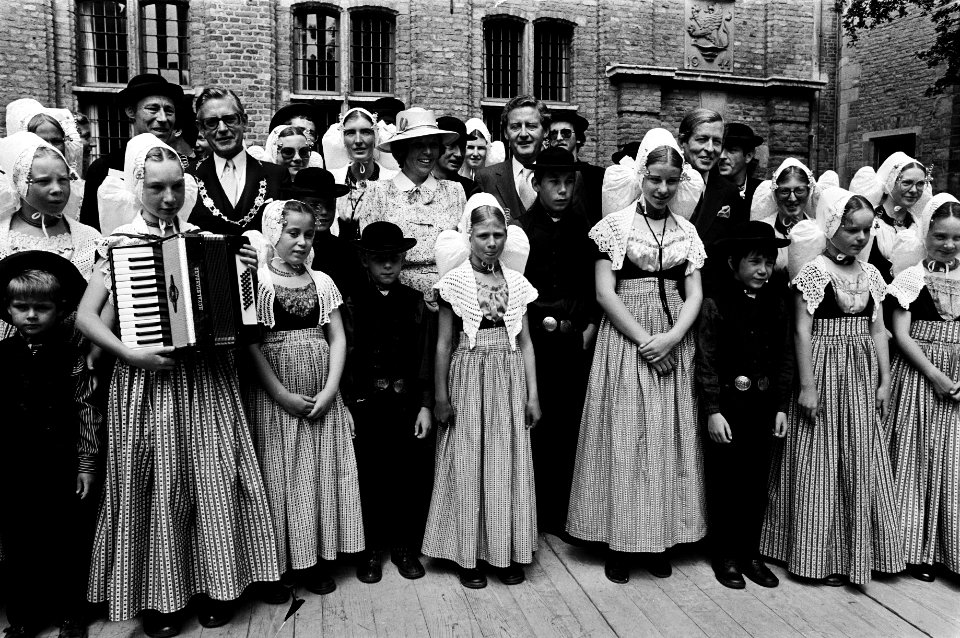 Koningin Beatrix en Prins Claus bezoeken Zeeland Koningin Beatrix en Prins Clau, Bestanddeelnr 930-8836