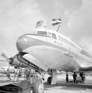 Koningin Juliana en prins Bernhard voor staatsbezoek naar Amerika. Het KLM vlieg, Bestanddeelnr 934-5382