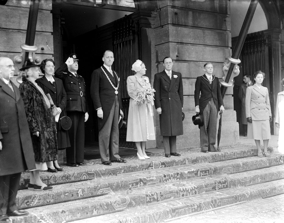 Koningin Juliana en prins Bernhard voor Utrechtse Stadhuis, Bestanddeelnr 903-4340