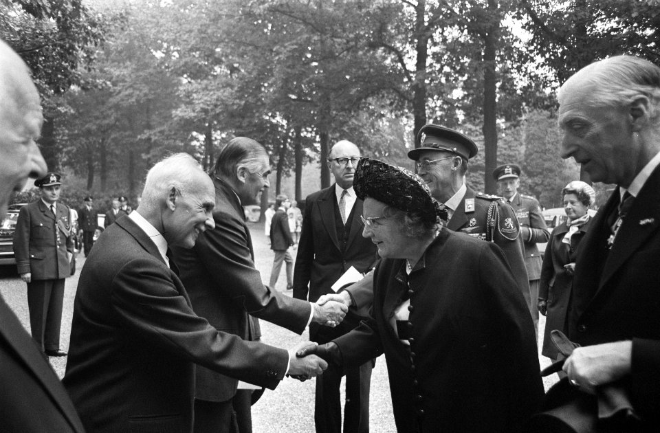 Koningin Juliana en prins Bernhard wonen herdenkingsplechtigheid op Airborne Be…, Bestanddeelnr 922-7997