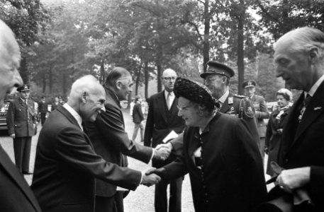 Koningin Juliana en prins Bernhard wonen herdenkingsplechtigheid op Airborne Be…, Bestanddeelnr 922-7997
