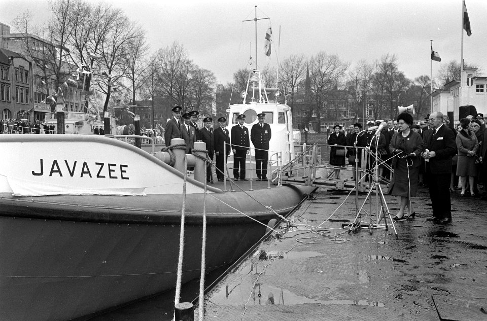 Koningin Juliana geeft te Rotterdam naam aan een reddingsboot, de Javazee, voor , Bestanddeelnr 920-1143