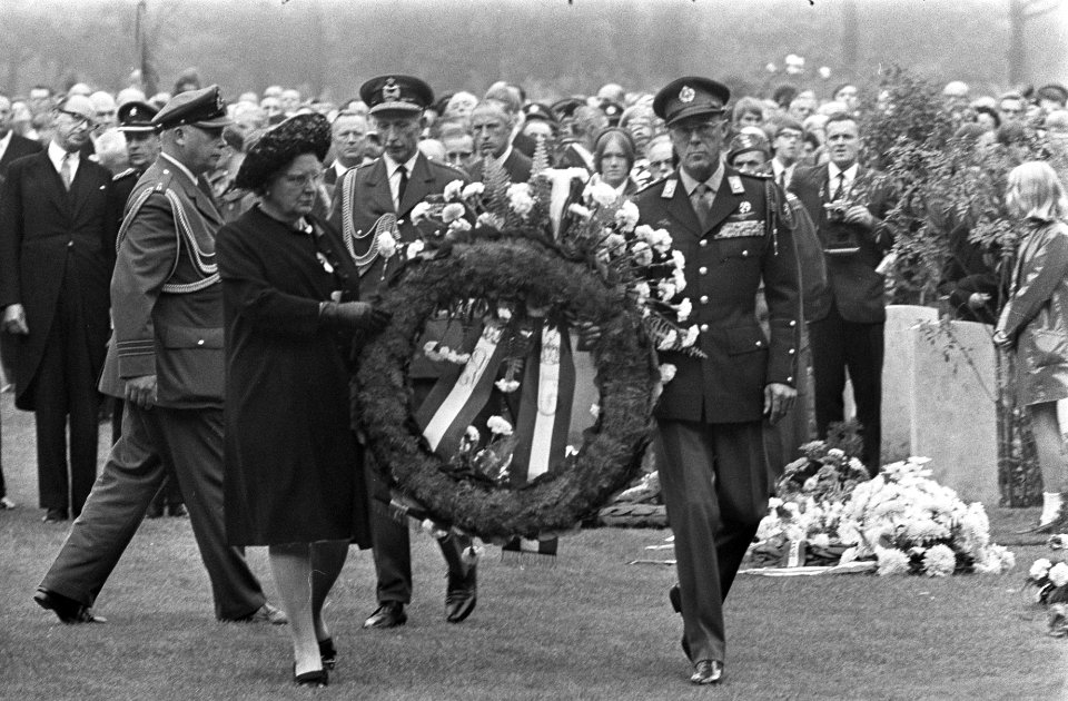 Koningin Juliana en prins Bernhard wonen herdenkingsplechtigheid op Airborne Be…, Bestanddeelnr 922-7999