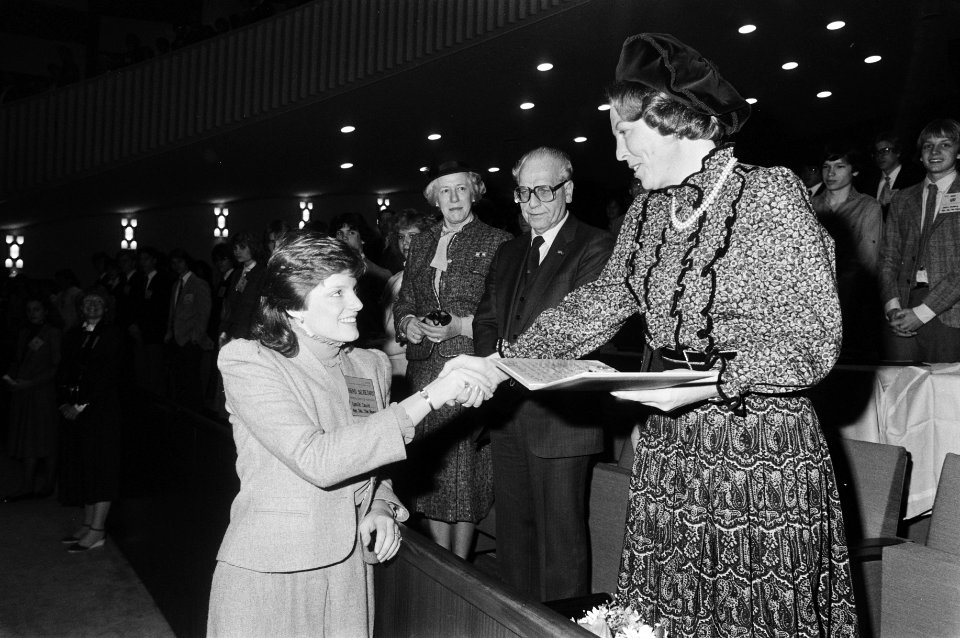 Koningin Beatrix krijgt een geschenk, Bestanddeelnr 932-4791