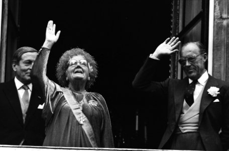Koningin Juliana en prins Bernhard wuiven vanaf het balkon van Paleis Lange Voor, Bestanddeelnr 929-9084