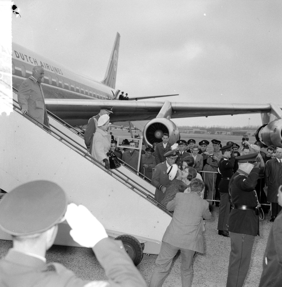 Koningin Juliana en prins Bernhard worden begroet door prinses Margriet en prins, Bestanddeelnr 916-3193