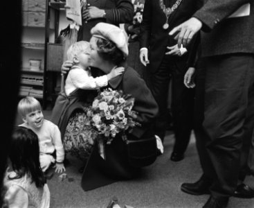 Koningin Beatrix krijgt een kus van een kind van een kinderdagverblijf, Bestanddeelnr 932-7329