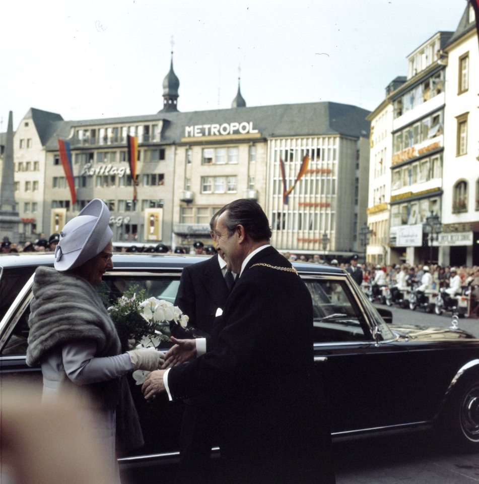 Koningin Juliana en prins Bernhard worden bij het stadhuis van Bonn begroet door, Bestanddeelnr 254-9000