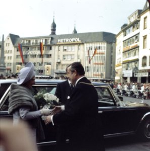 Koningin Juliana en prins Bernhard worden bij het stadhuis van Bonn begroet door, Bestanddeelnr 254-9000