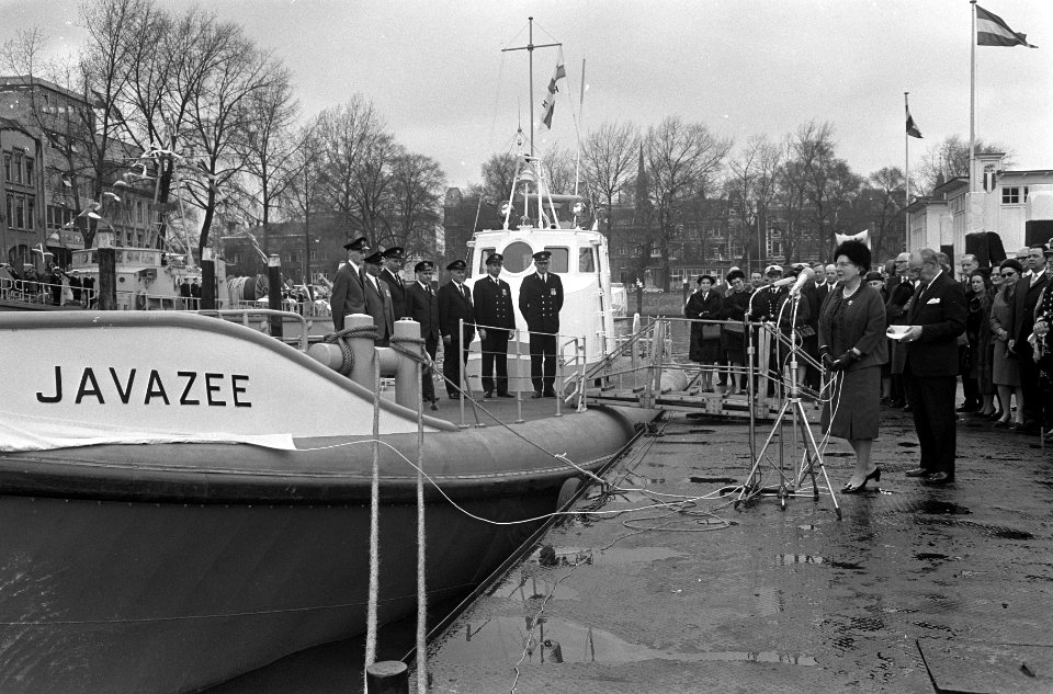 Koningin Juliana geeft te Rotterdam naam aan een reddingsboot, de Javazee, voor , Bestanddeelnr 920-1148