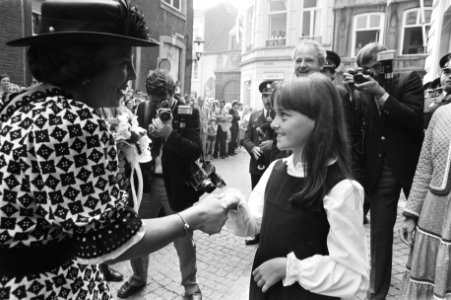 Koningin Beatrix krijgt door een meisje bloemen aangeboden in Maastricht, Bestanddeelnr 931-6443