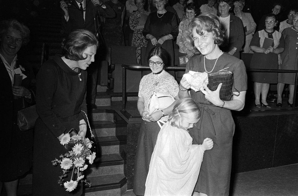 Koningin Juliana en Prinses Beatrix bij lustrumbijeenkomst Christen Jonge Vrouwe, Bestanddeelnr 923-9789