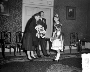 Koningin Juliana en Zijne Koninklijke Hoogheid prins Bernhard bij een uitvoering, Bestanddeelnr 908-1374
