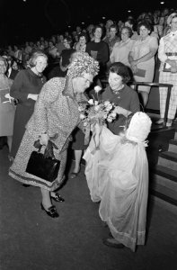 Koningin Juliana en Prinses Beatrix bij lustrumbijeenkomst Christen Jonge Vrouwe, Bestanddeelnr 923-9788