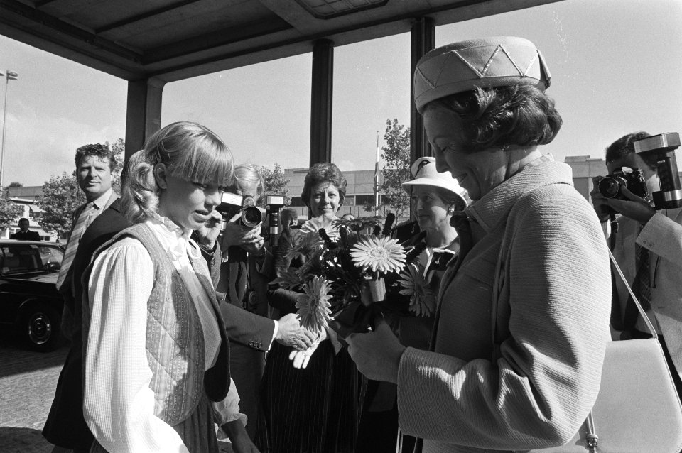 Koningin Beatrix krijgt bloemen aangeboden door een meisje bij haar bezoek aan d, Bestanddeelnr 931-6543