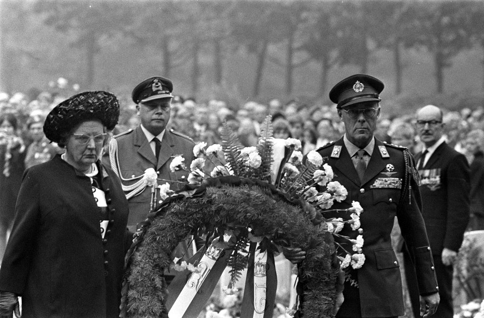 Koningin Juliana en prins Bernhard wonen herdenkingsplechtigheid op Airborne Be…, Bestanddeelnr 922-8001