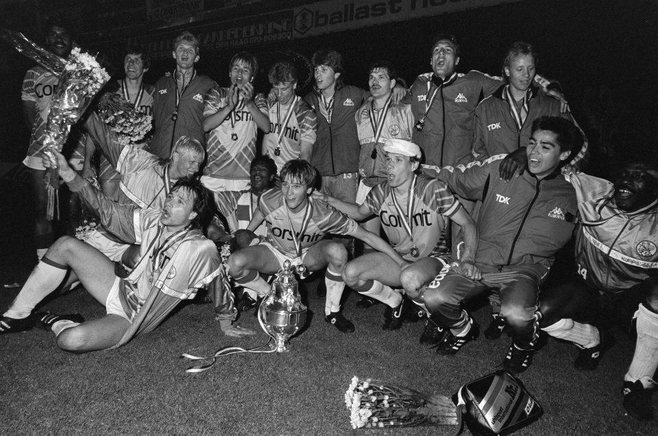 KNVB-bekerfinale FC Den Haag tegen Ajax Marco van Basten me beker, Bestanddeelnr 934-0063