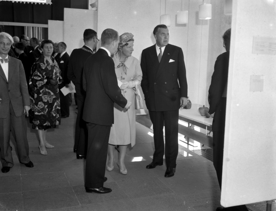 Koningin Juliana en prins Bertil tijdens hun rondgang over de expositie, Bestanddeelnr 910-7255