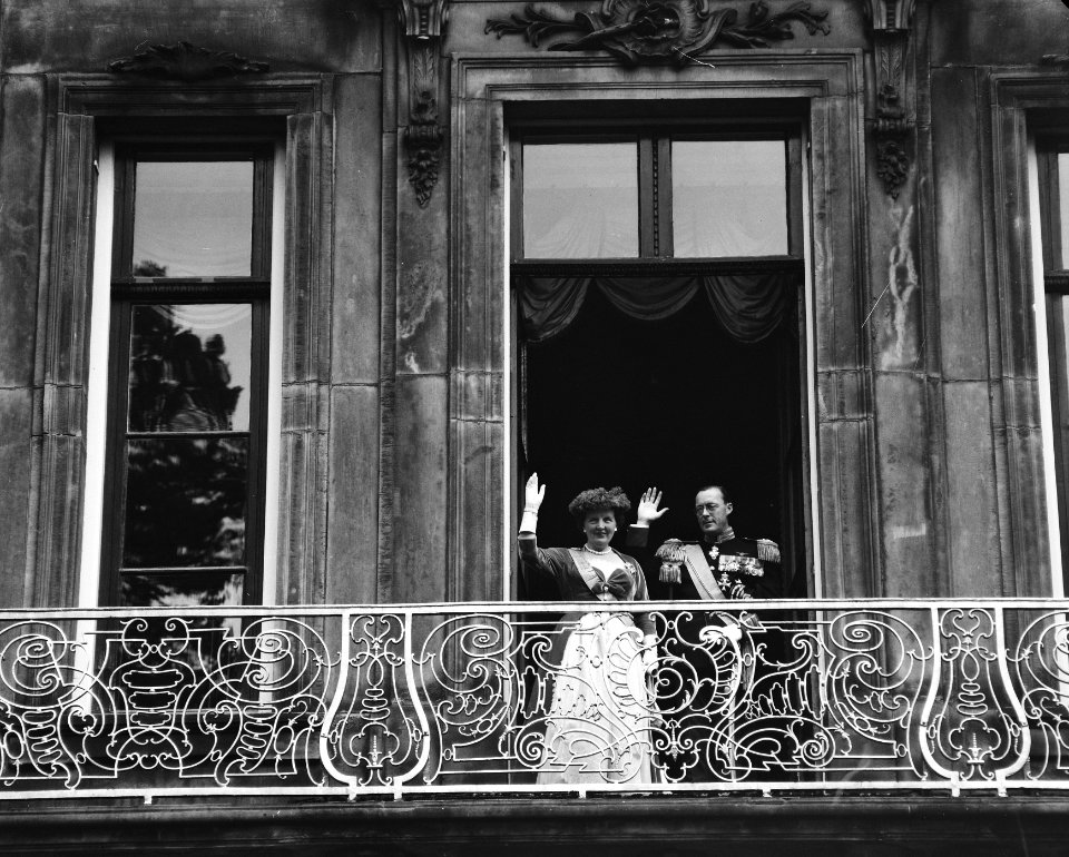 Koningin Juliana en prins Bernhard wuiven op het balkon van paleis Lange Voorhou, Bestanddeelnr 908-9556