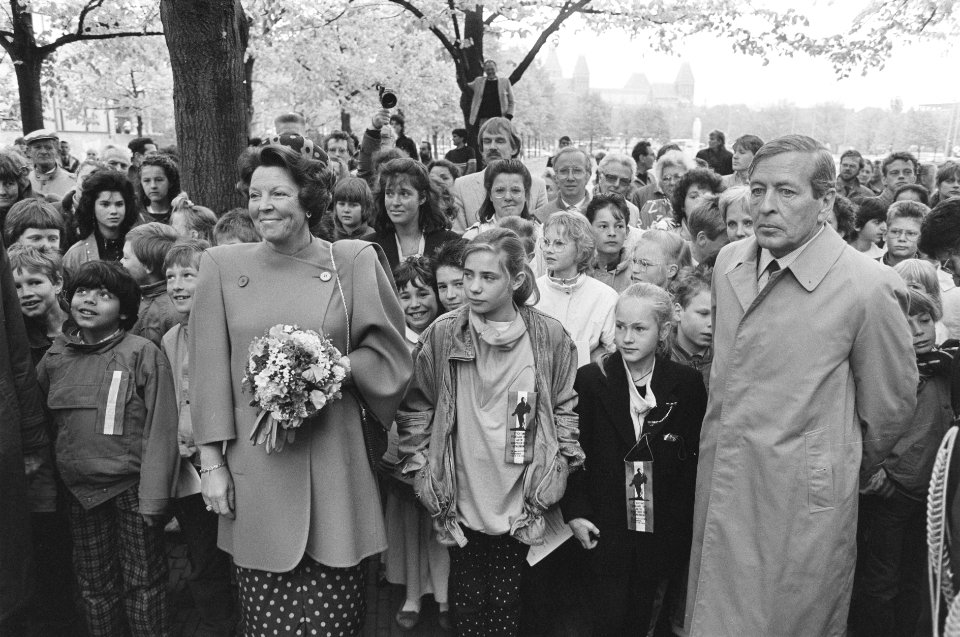 Koningin Beatrix en prins Claus zijn aanwezig bij de adoptie van Ravensbrück-mon, Bestanddeelnr 933-9706