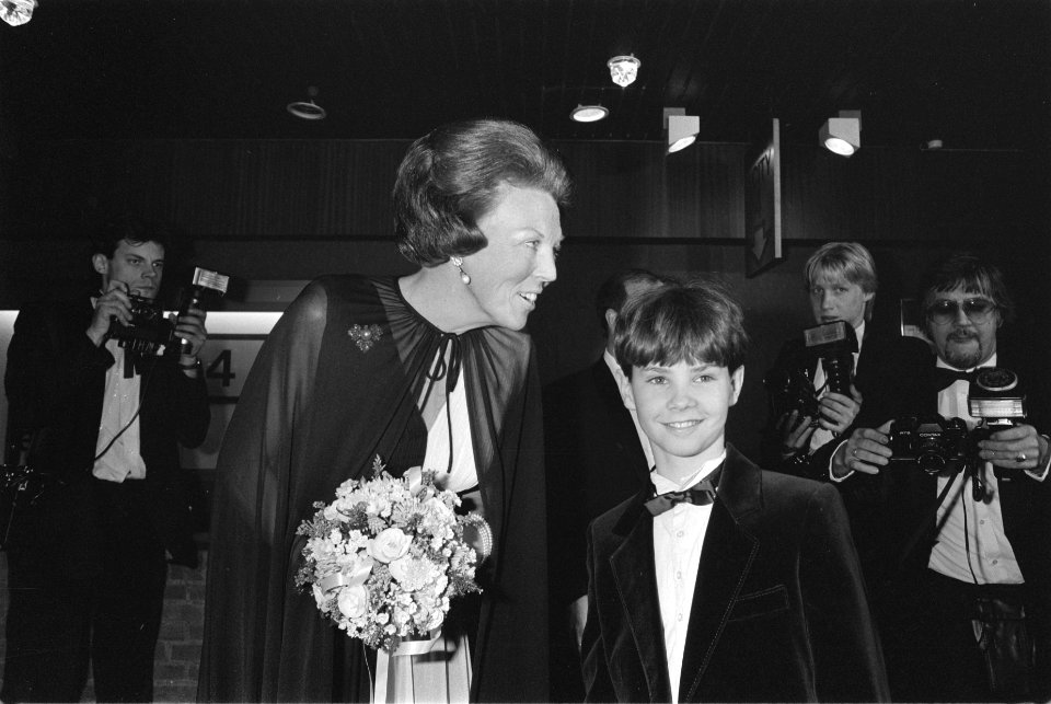 Koningin Beatrix kreeg bloemen van hoofdrolspeler Danny de Munk (Ciske), Bestanddeelnr 932-9143