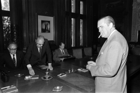KNVB-delegatie op Ministerie van Justitie ivm tuchtrechtspraak, Meuleman (bo…, Bestanddeelnr 928-7666